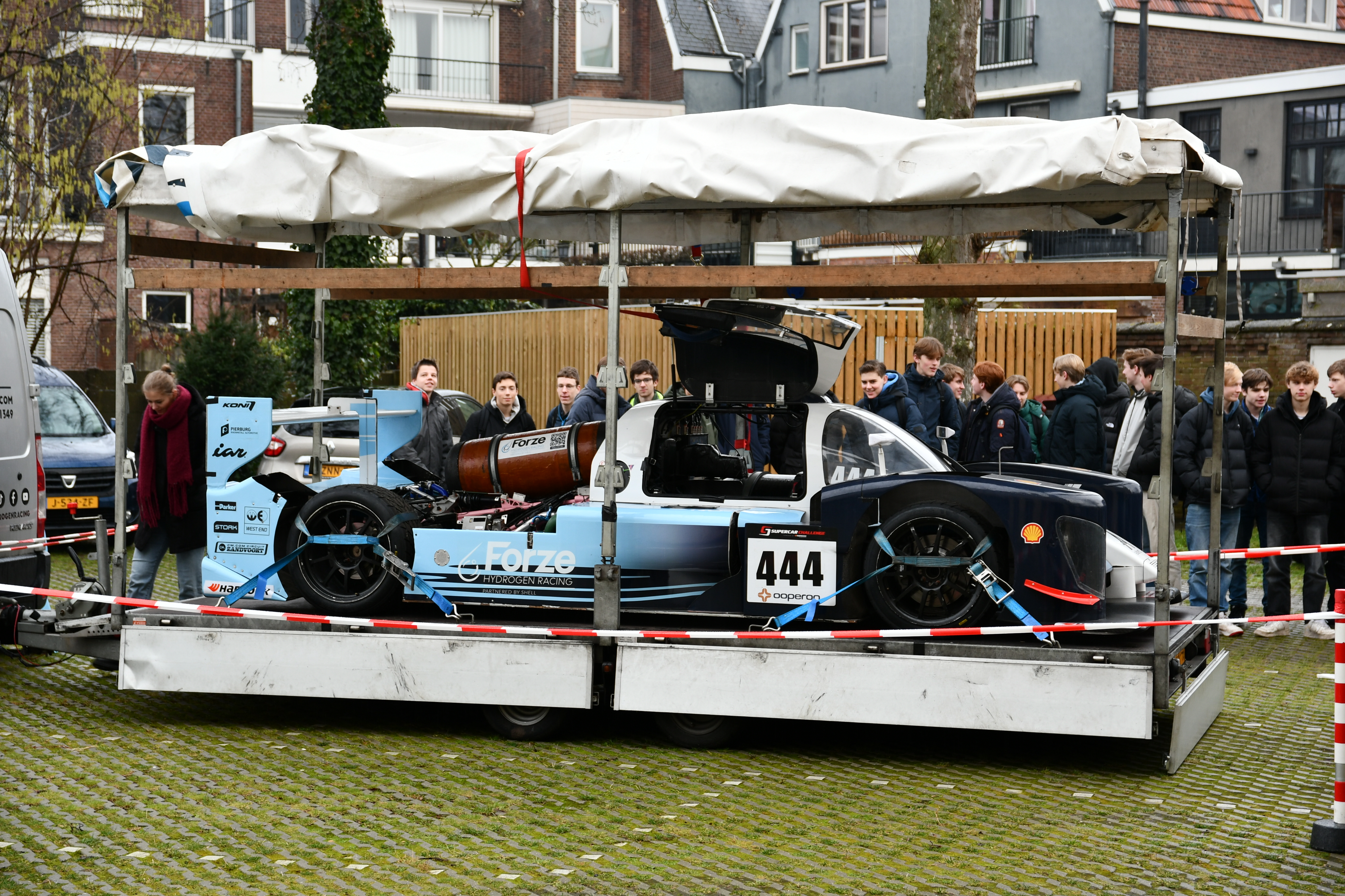 High-tech raceauto op schoolplein High-tech raceauto op schoolplein
